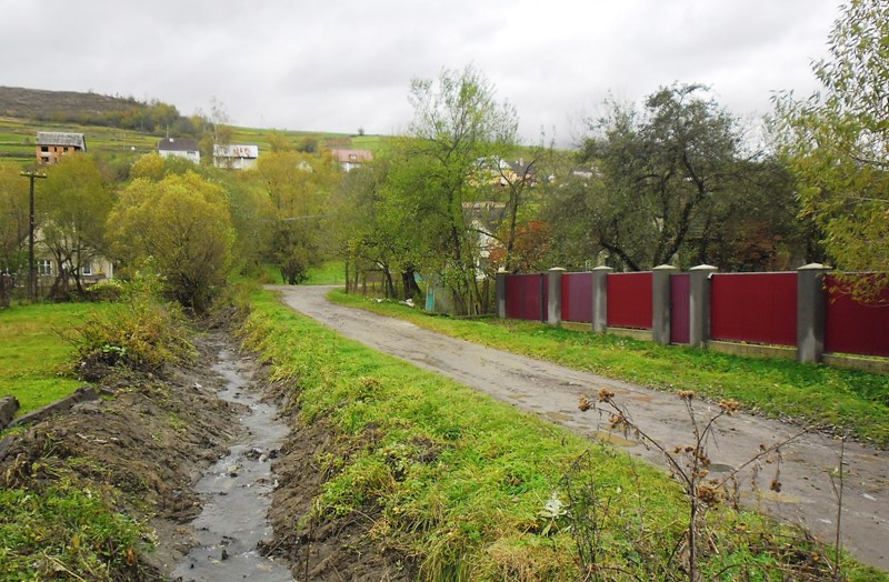 На Воловеччині продовжують ліквідацію серпневого зсуву. Наразі розчищають канави (ФОТО)