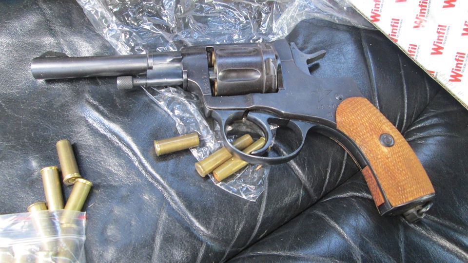 На Тячівщині затримали чоловіка з револьвером 