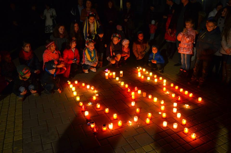 У Рахові під час акції "Україна - це я" виклали герб із запалених свічок (ФОТО)