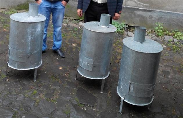 Двоє циганів з Підвиноградова виготовили 3 "буржуйки" для українських військовиків на Сході (ФОТО)