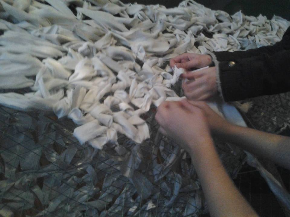 Школярі у Берегові та на Тячівщині виготовляють маскувальні сітки для військовиків АТО (ФОТО)
