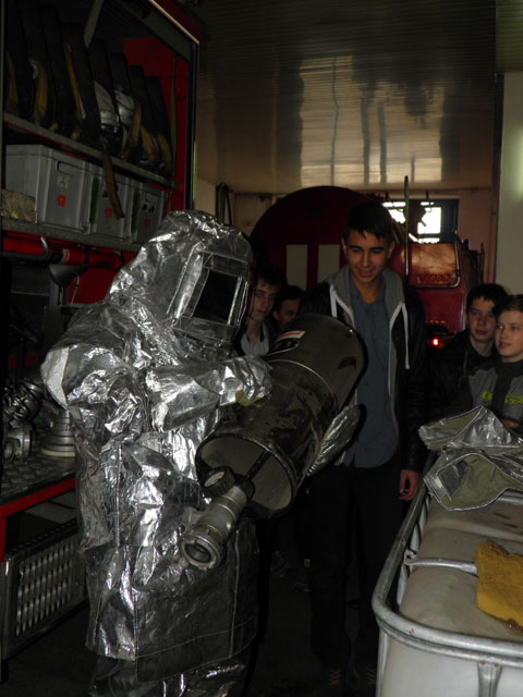 Ужгородські гімназисти в гостях у рятувальників ознайомилися зі спеціальною технікою для порятунку людей (ФОТО, ВІДЕО)