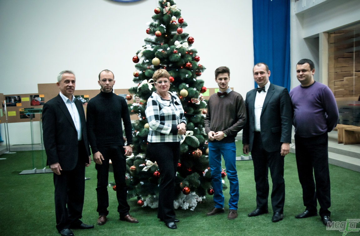 У фойє УжНУ вже встановили першу в Україні ялинку (ФОТО)