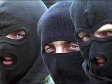 На Тячівщині невідомі в масках, побивши господарів будинку, заволоділи їхніми автівками
