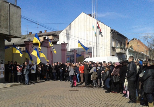 Берегово молилось і запалювало свічки за загиблими у Києві