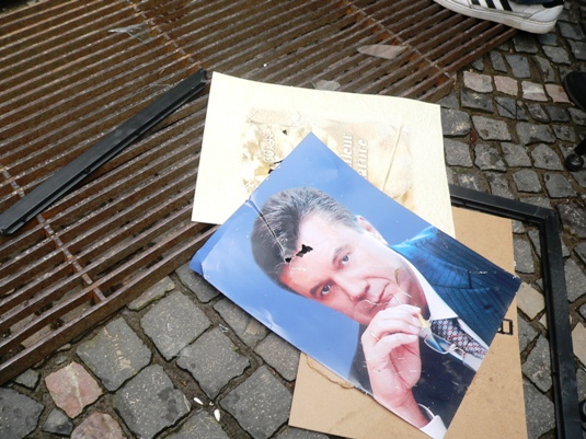 В Ужгороді перед обласним СБУ потоптали портрет Януковича, начальник СБУ сказав, що він і його підлеглі з народом (ФОТО)