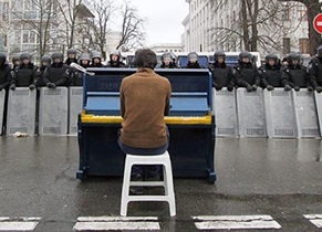 У неділю біля Закарпатської ОДА "революціонери" гратимуть на фортепіано