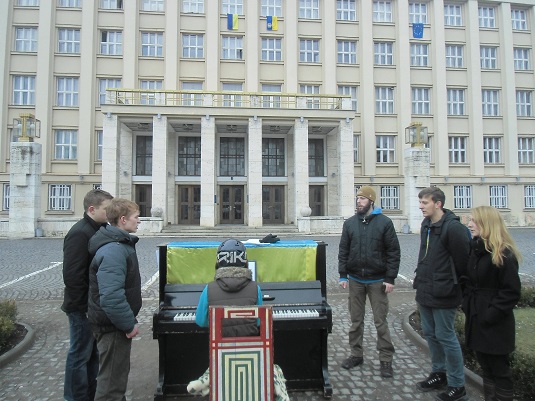 На ужгородському Майдані на площі Народній встановили "революційне" піаніно (ФОТО)