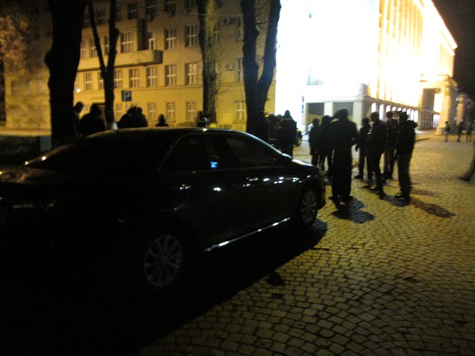 Закарпатську ОДА охороняє мало міліції. Варцаба виїхав з УМВС на авто начальника міськвідділу (ФОТО)