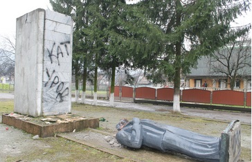 У селі Ганичі на Тячівщині скинули й обезголовили останнього закарпатського Леніна (ФОТО)