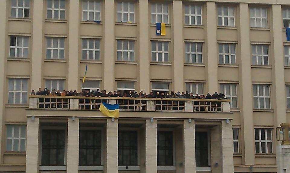 Працівники Закарпатської ОДА та депутати за потреби зможуть забрати свої речі з будівлі після 16.00