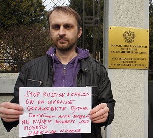 Ужгородець вийшов протестувати до посольства Росії в Братиславі (ФОТО)