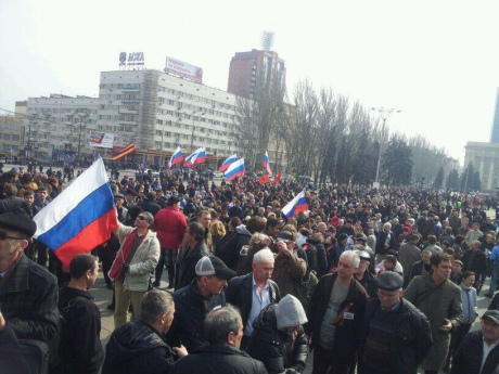 У Донецьку "туристи" з прапорами РФ мітингують за кримський референдум (ФОТО)