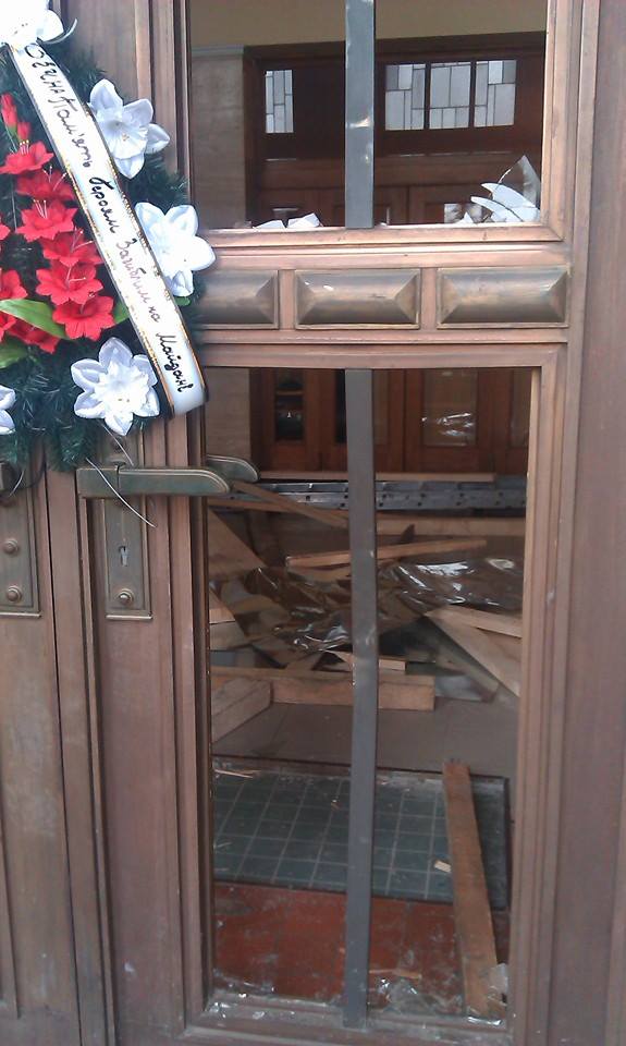 Автентичні двері Закарпатської ОДА незабаром мають реставрованими повернутись на своє місце