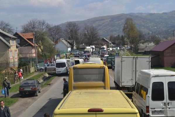 "Кадрове" блокування дороги на Рахівщині тривало 5 годин і буде продовжене (ФОТО)