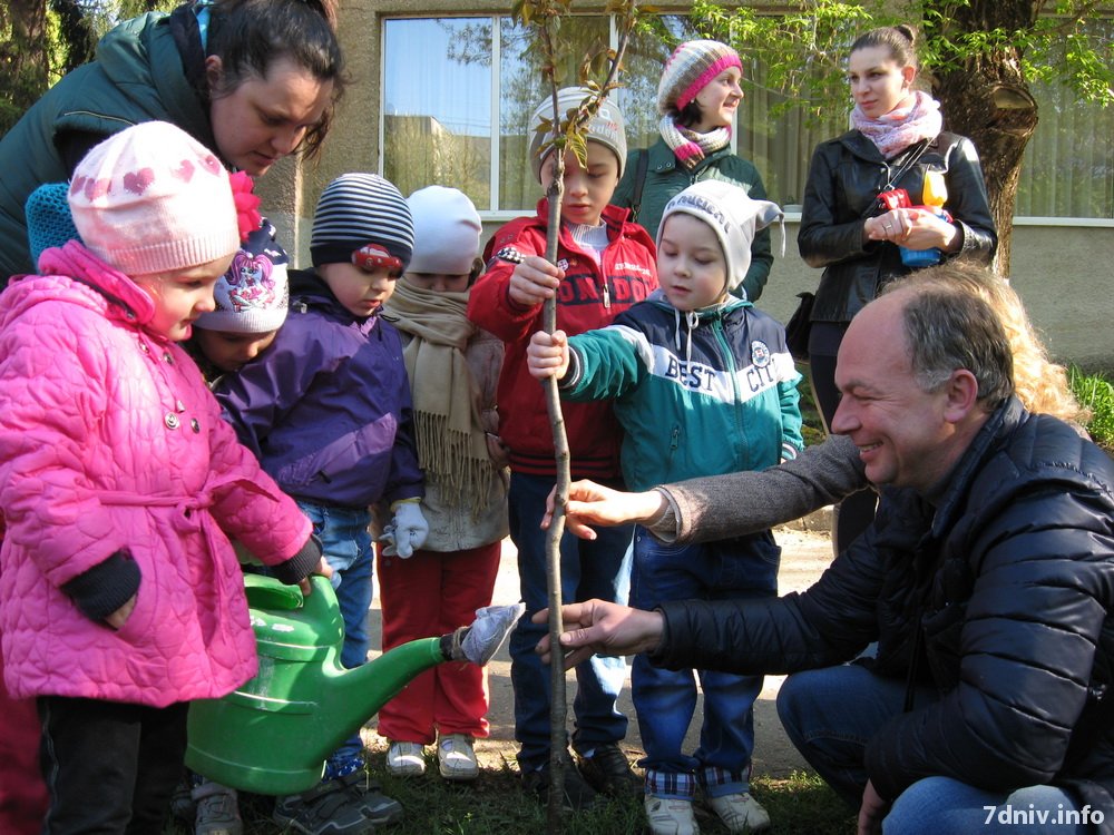 В Ужгородському дитсадку висадили "макулатурні" ківі та деревцята (ФОТО)