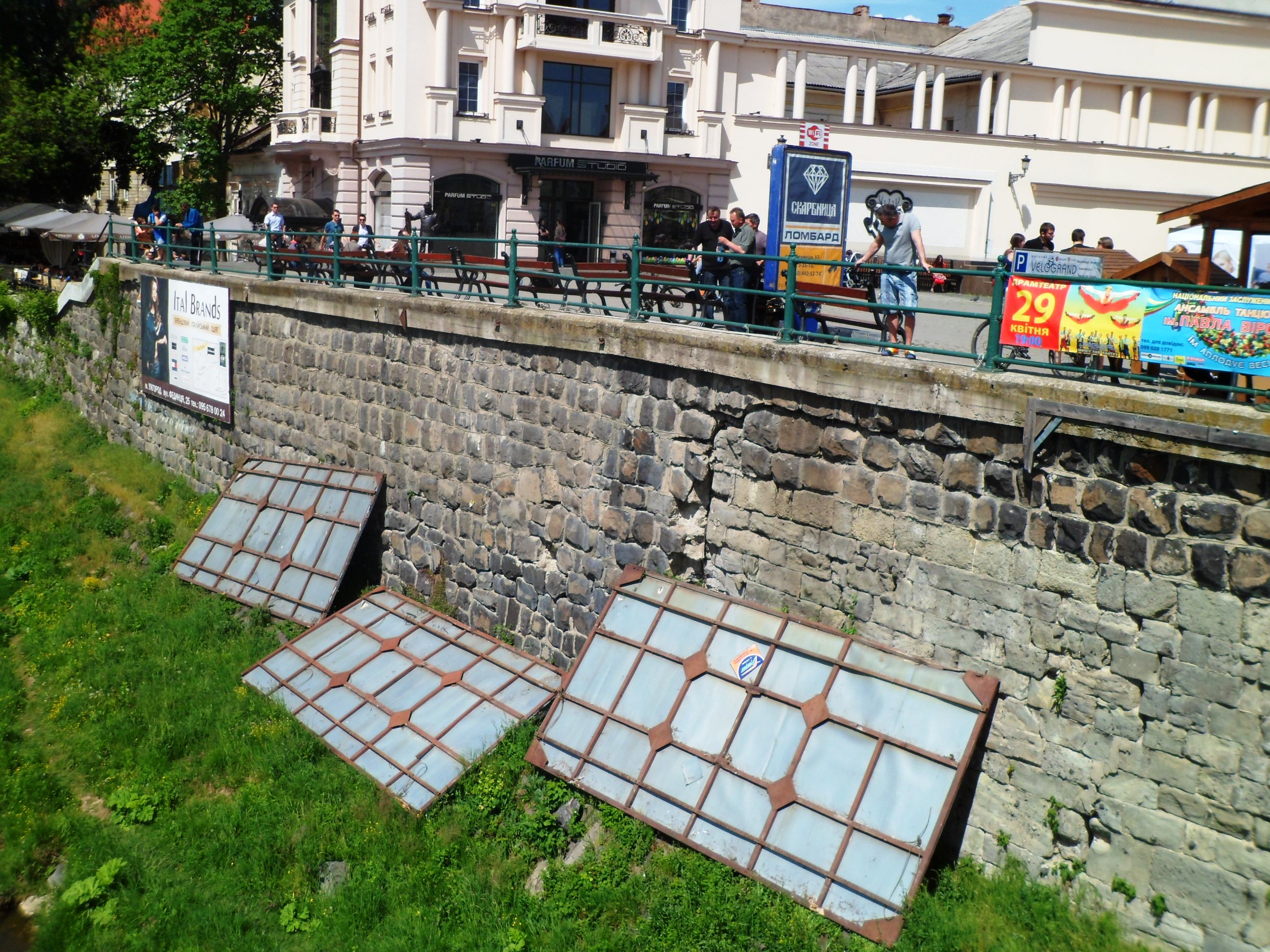 Взамін «рекламних» місць на опорних стінах моста в Ужгороді можуть з’явитись 4 нових щити 