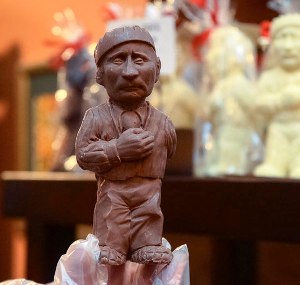 В Ужгороді можна буде придбати шоколадного Путіна у ватнику з бомбою чи у гамівній сорочці (ФОТО, ВІДЕО)