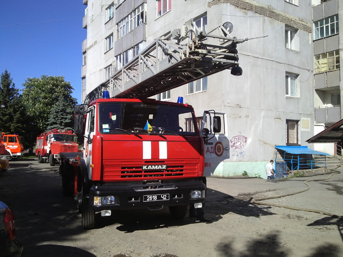 Через займання сміття в вентиляційній шахті евакуювали 43 мешканців ужгородської 16-поверхівки (ФОТО)