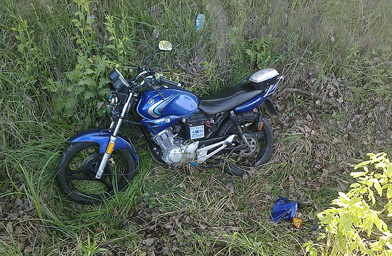 На Мукачівщині хлопець вирішив прокатити дівчину на мотоциклі, але, не впоравшись із керуванням, отримав кримінал