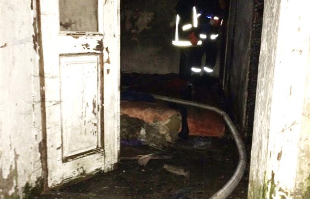 Закарпатські рятувальники розповіли про обставини пожежі в "нещасливому" будинку в Сваляві (ФОТО)