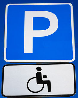 У Мукачеві оштрафували водія, що припаркував авто на місці для інвалідів