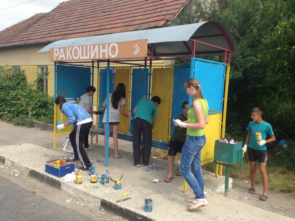 У Ракошині молодь пофарбувала зупинки в синьо-жовті кольори (ФОТО, ВІДЕО)
