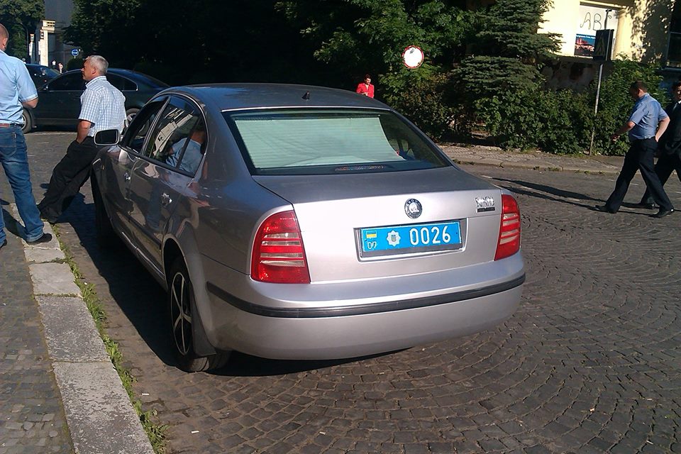 Черговий випадок "міліцейського" паркування із "оленячими" звичками зафіксовано в Ужгороді (ФОТО)