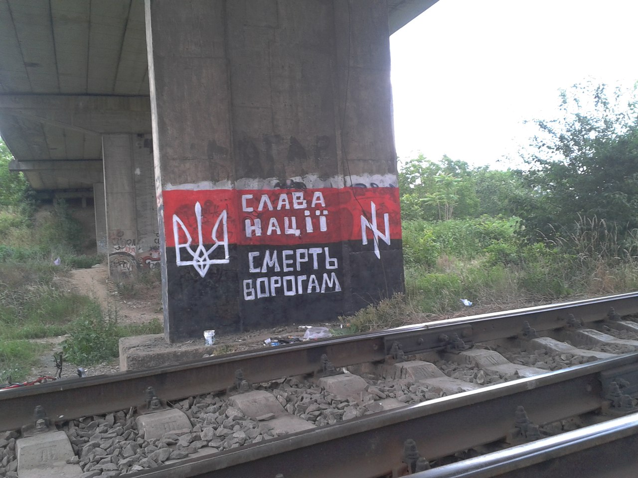 Опору транспортного мосту в Ужгороді прикрасило патріотичне графіті (ФОТО)