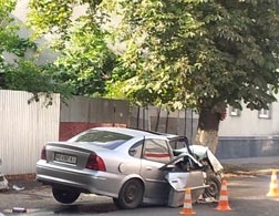 В Ужгороді Opel врізався в дерево (ФОТО)