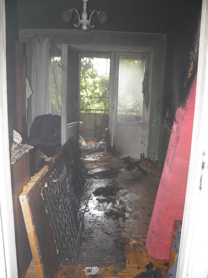 Через необережність господаря при палінні в Ужгороді згоріла квартира (ФОТО, ВІДЕО)