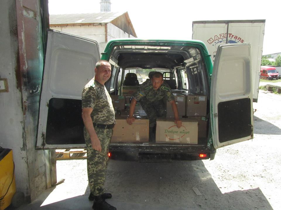 Закарпатські волонтери відправили прикордонникам  продукти, зібрані в рамках акції в супермаркетах (ФОТО)