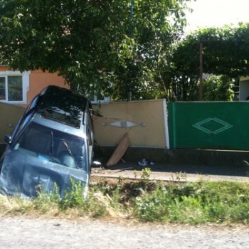 У Ракошині біля Мукачева автівка протаранила паркан (ФОТО)