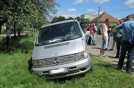 На Ужгородщині у чоловіка, поки той "гостився", вкрали мікроавтобус