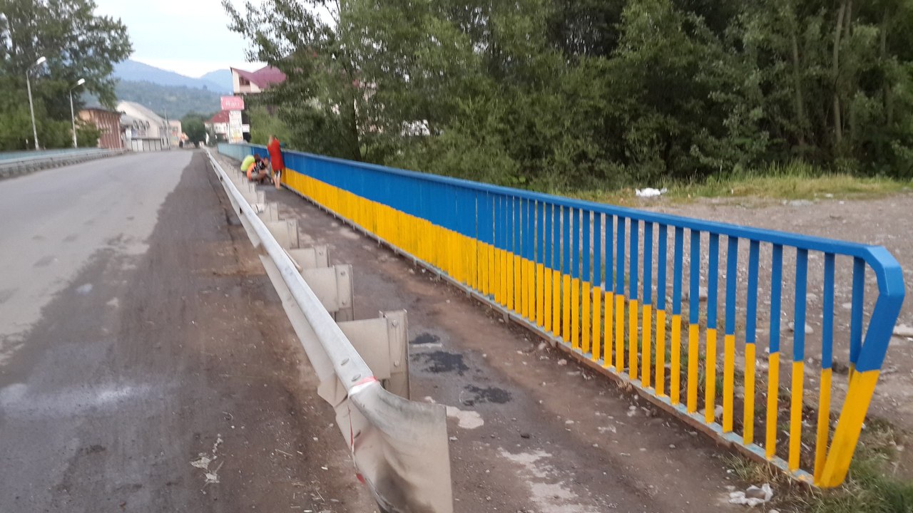 У Великому Бичкові активісти пофарбували міст в синьо-жовті кольори (ФОТО)