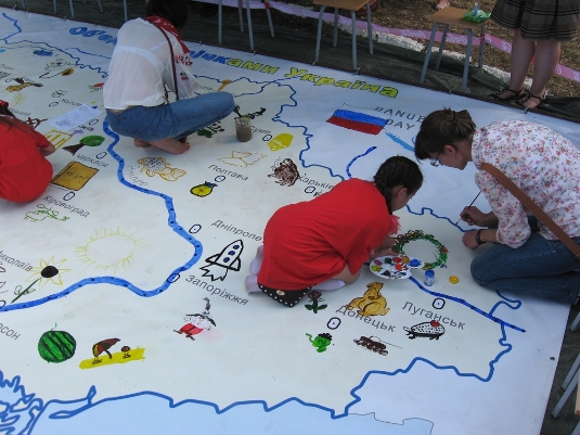 У День Дунаю закарпатські діти створювали карту єдиної України та назбирали понад 500 кг ПЕТ-пляшок (ФОТО) 