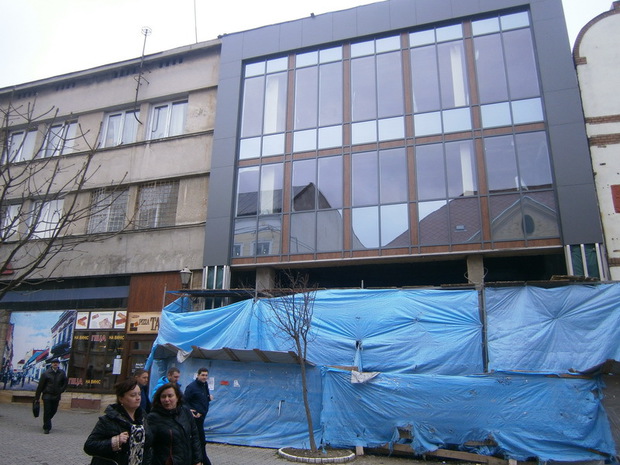 В Ужгороді комісія обстежить будівлю зі "скляним" фасадом в історичному центрі міста (ДОКУМЕНТ)