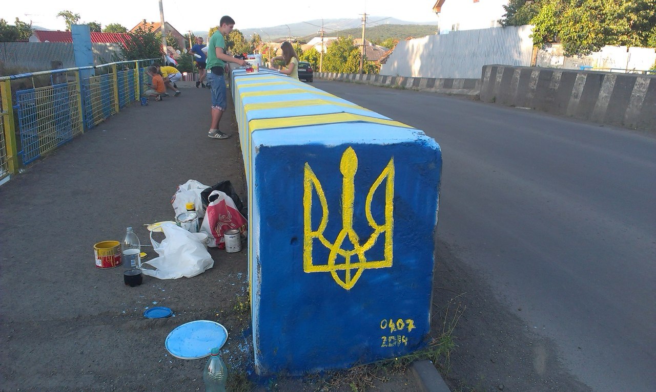 Активісти "Карпатської Січі" завершили пофарбування моста в Ужгороді у патріотичні кольори  (ФОТО)