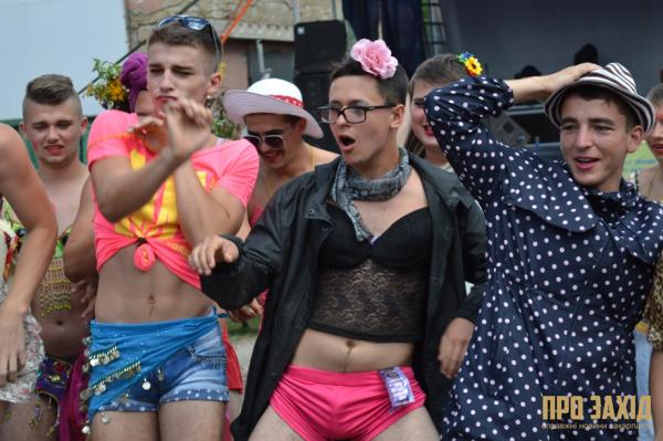 Закарпатські студенти неправильно зрозуміли рух України в Європу і влаштували "гей-парад" (ФОТО)