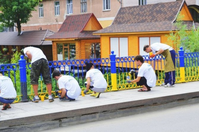 Молодь розфарбувала центральний міст Рахова у кольори національного прапора (ФОТО)