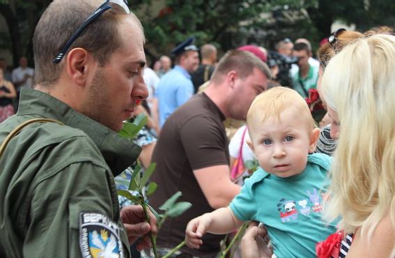 В Ужгороді зустрічали півсотні міліціонерів, які повернулись зі Сходу (ФОТО)