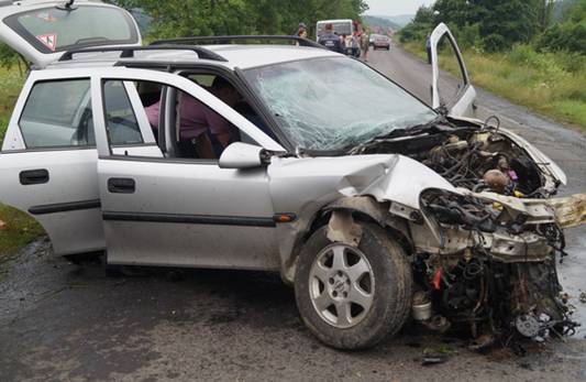 На Іршавщині авто через мокре від дощу дорожнє покриття врізалося в дерево, водій загинув на місці
