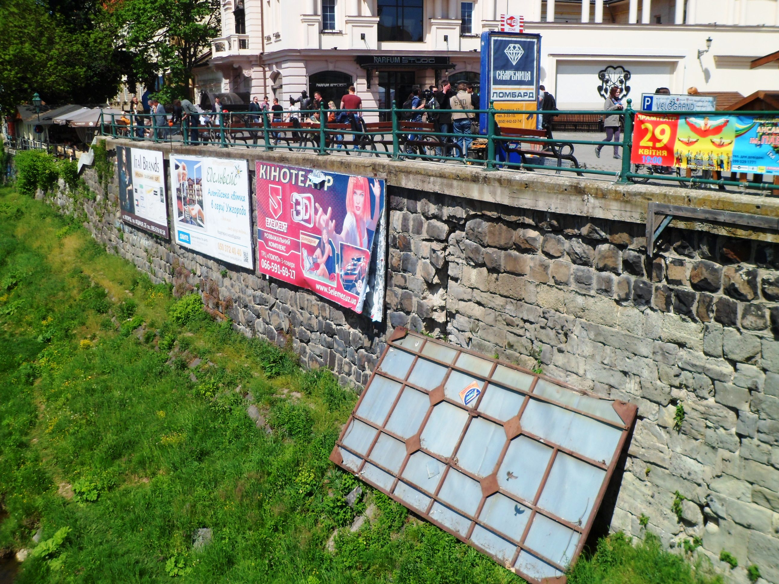 Щитам з підпірних стін пішохідного мосту в Ужгороді знайшли нові місця 