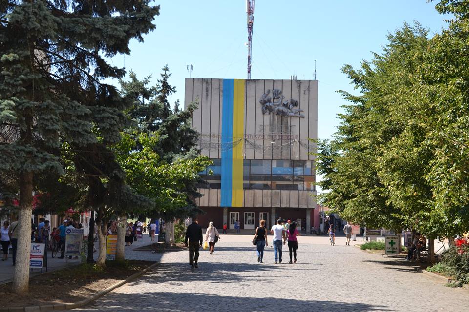 ФОТОФАКТ. Будинок культури у Берегові з нагоди державних свят прикрашений 18-метровим прапором