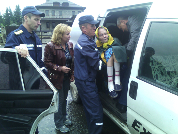 На Закарпатті рятувальники допомагали дістатись місця поселення переселенці-інваліду з Донецька (ФОТО)