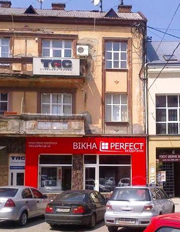 Власника червоного фасаду в історичній частині Ужгорода покарають штрафом
