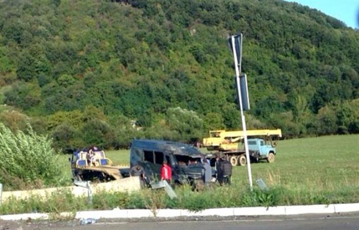 Біля Мукачева перекинувся в кювет мікроавтобус з мешканцями Хустщини (ФОТО)