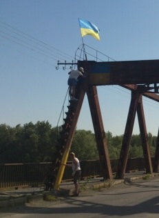 На Виноградівщині молодь взялася розфарбовувати в синьо-жовті барви міст через Тису між Виноградовом і Тековом (ФОТО)