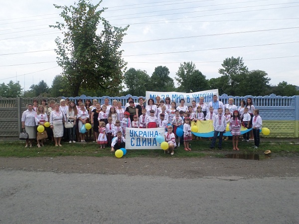 У рамках патріотичної акції в Тернові відбувся парад вишиванок (ФОТО)