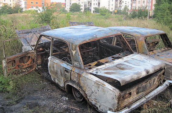 Підпал двох автівок в Ужгороді чоловік скоїв заради помсти
